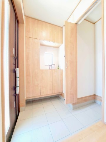 足立区宮城１丁目　新築分譲住宅　全６棟の玄関|【玄関】高級感のあるオシャレな玄関です。　※写真は施工例です