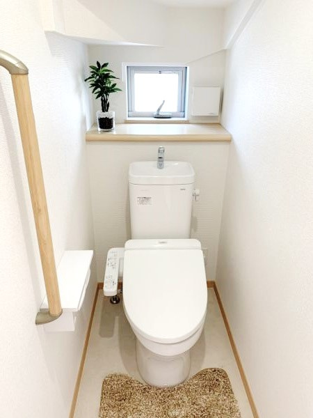 足立区宮城１丁目　新築分譲住宅　全６棟のトイレ|【トイレ】ウォシュレット付の高性能トイレは、１・２階に完備してあり、清潔でお手入れもラクラク♪　※写真は施工例です