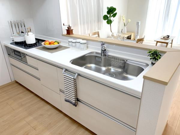 足立区宮城１丁目　新築分譲住宅　全６棟のキッチン|【システムキッチン】豊富な収納はもちろん、大型シンクに３口グリル付きコンロ・浄水器など使いやすさ重視の対面式システムキッチン。ご家族と楽しく会話をしながら料理もできます♪※写真は施工例です