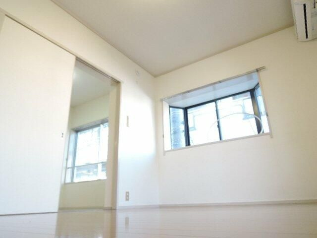 正栄マンションの洋室