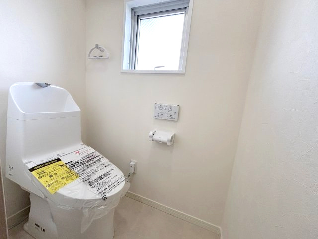 温水洗浄便座付きトイレは窓がついていて明るい空間です。（令和8年3月新規交換）