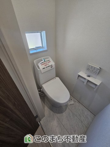 SOLANA鹿沼市緑町　3号棟のトイレ|小窓から換気ができて清潔なトイレスペース☆