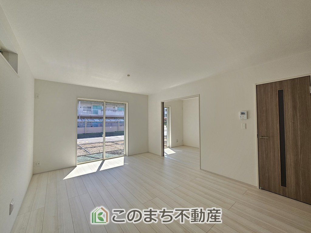SOLANA鹿沼市緑町　3号棟の居間・リビング|お子様のお昼寝にも便利な和室です。大きな窓から暖かな日差しが差し込みます♪