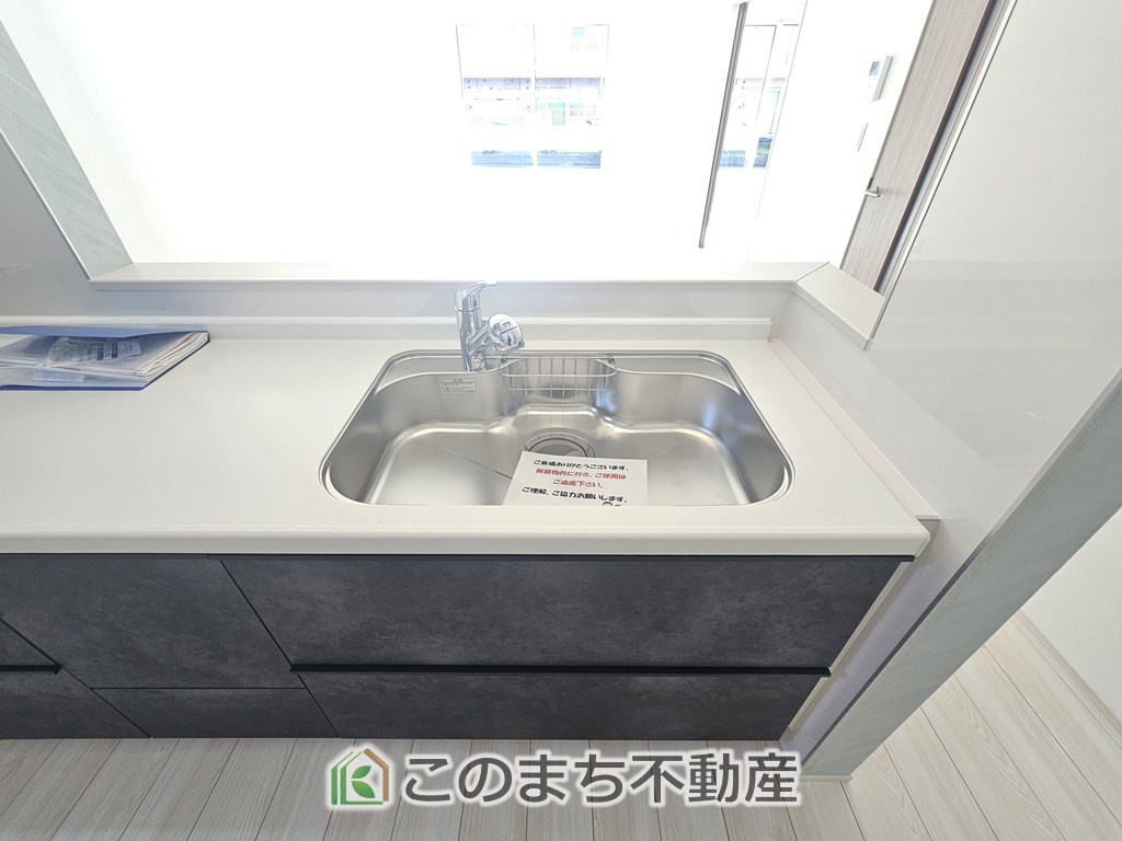 SOLANA鹿沼市緑町　3号棟のキッチン|ビルトイン型浄水器を内蔵したキッチン水栓。お米を研いだり、野菜を洗ったりするときなど用途に応じてワンタッチで浄水に切り替えが可能です。カートリッジ式なので、フィルターを簡単に交換する事が出来ます。
