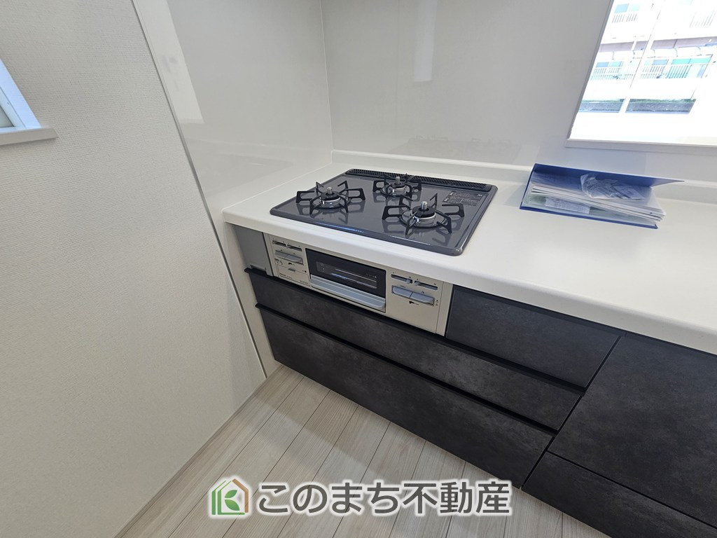 SOLANA鹿沼市緑町　3号棟のキッチン|三ツ口コンロ採用で、同時調理もスムーズ◎！お料理を並べられるカウンター付きで、配膳・片付けをサポート！