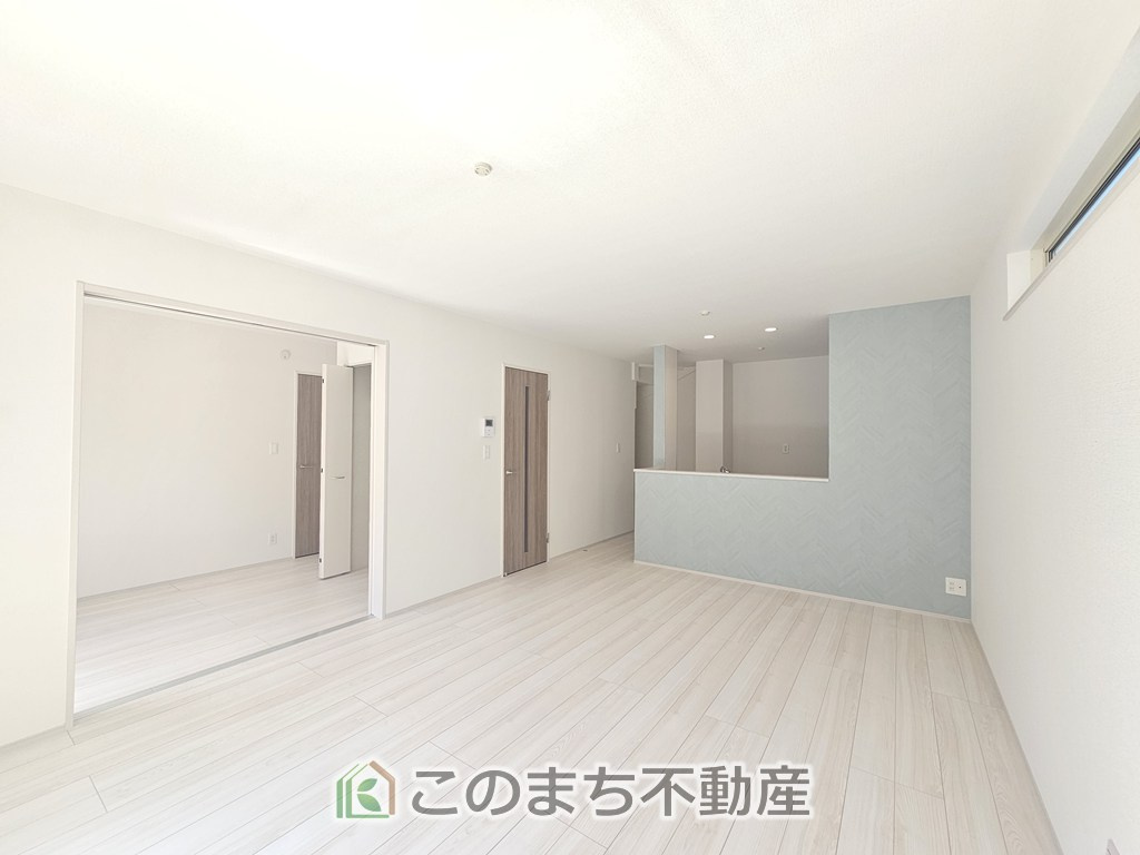 SOLANA鹿沼市緑町　3号棟の居間・リビング|開放感のある広々としたリビング☆家族みんなでゆったりくつろげます♪
南側から暖かな日差しが差し込みます♪キッチンからリビングの様子がよく見渡せます☆