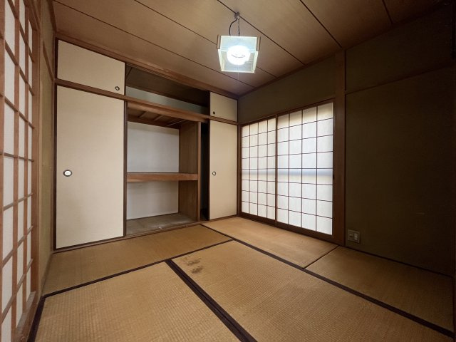 熊取町若葉1丁目　中古戸建の和室|【和室4.5帖】
LDKに隣接している和室は間仕切りで仕切ることができます。