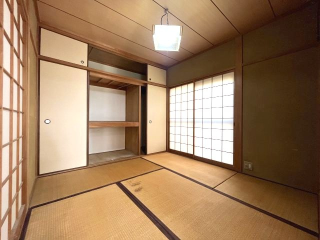 熊取町若葉1丁目　中古戸建の和室|【和室4.5帖】
LDKに隣接している和室は間仕切りで仕切ることができます。