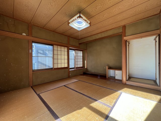 熊取町若葉1丁目　中古戸建の和室|【和室8帖】
客間としてもご利用可能なあると嬉しい和室です。
2面採光で通風・採光良好です。