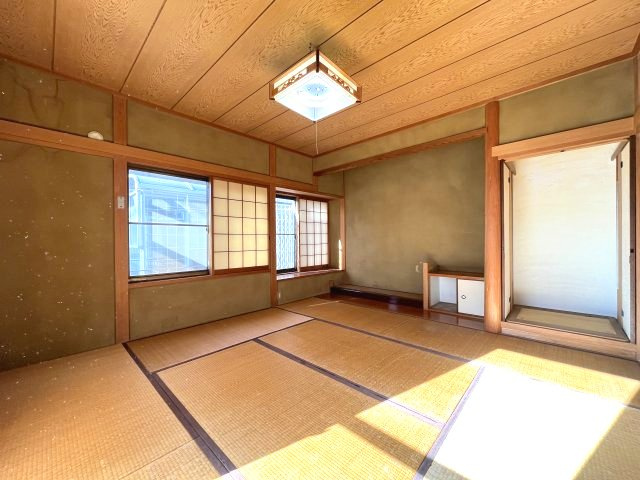 熊取町若葉1丁目　中古戸建の和室|【和室8帖】
客間としてもご利用可能なあると嬉しい和室です。
2面採光で通風・採光良好です。