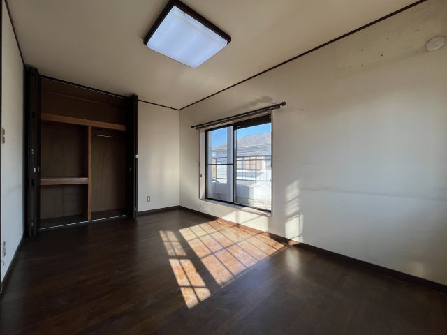熊取町若葉1丁目　中古戸建の洋室|【洋室7.5帖】
2面からたっぷりと陽光が注がれる明るい空間。
バルコニーと隣接してます。