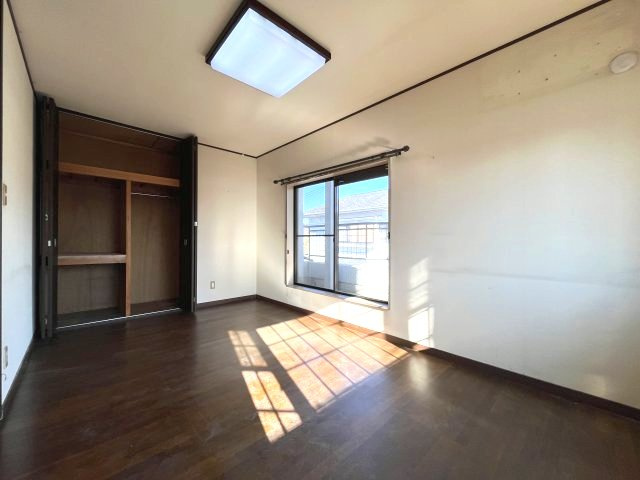 熊取町若葉1丁目　中古戸建の洋室|【洋室7.5帖】
2面からたっぷりと陽光が注がれる明るい空間。
バルコニーと隣接してます。