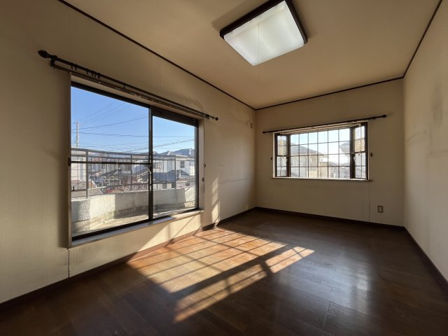 熊取町若葉1丁目　中古戸建の洋室|【洋室6帖】
2面からたっぷりと陽光が注がれる明るい空間。
バルコニーと隣接してます。