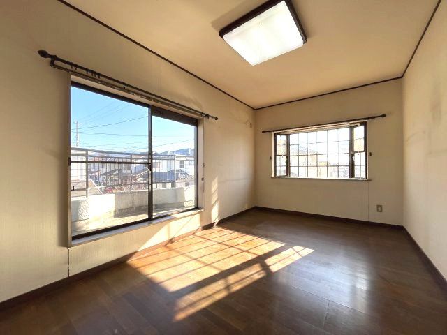 熊取町若葉1丁目　中古戸建の洋室|【洋室6帖】
2面からたっぷりと陽光が注がれる明るい空間。
バルコニーと隣接してます。