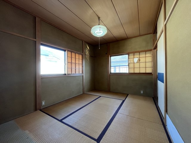 熊取町若葉1丁目　中古戸建の和室|【和室6帖】
2階にもあると嬉しい和室がございます。
2面採光で通風・採光良好です。