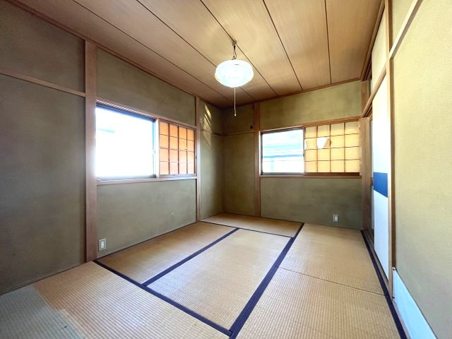 熊取町若葉1丁目　中古戸建の和室|【和室6帖】
2階にもあると嬉しい和室がございます。
2面採光で通風・採光良好です。