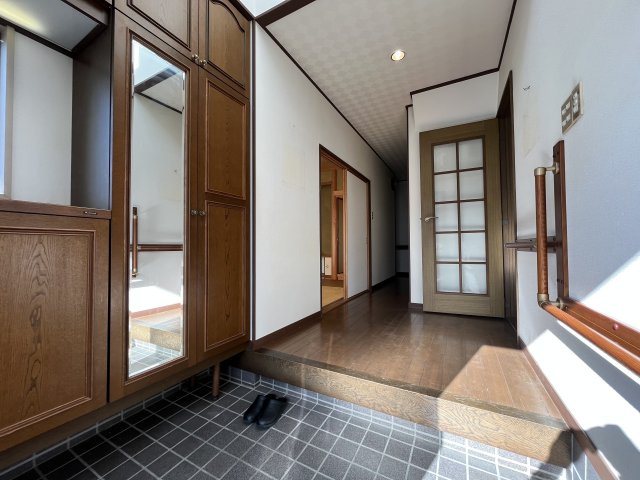 熊取町若葉1丁目　中古戸建の玄関|ゆったりとした玄関スペース。
手すりがついておりバリアフリーです。