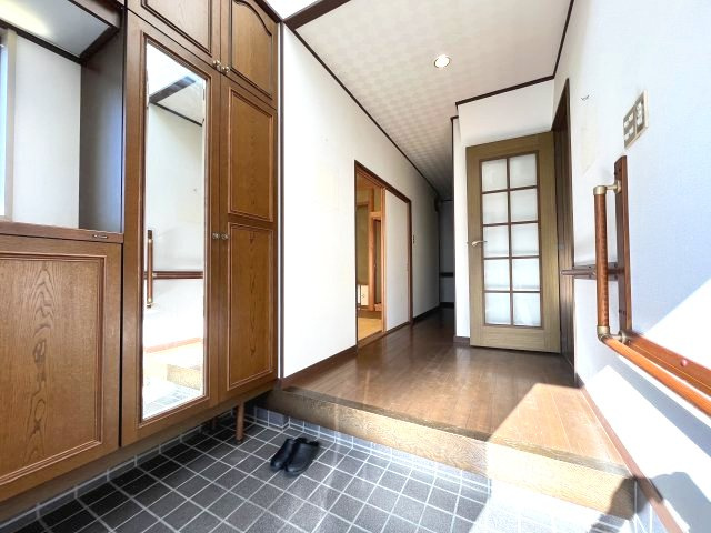 熊取町若葉1丁目　中古戸建の玄関|ゆったりとした玄関スペース。
手すりがついておりバリアフリーです。