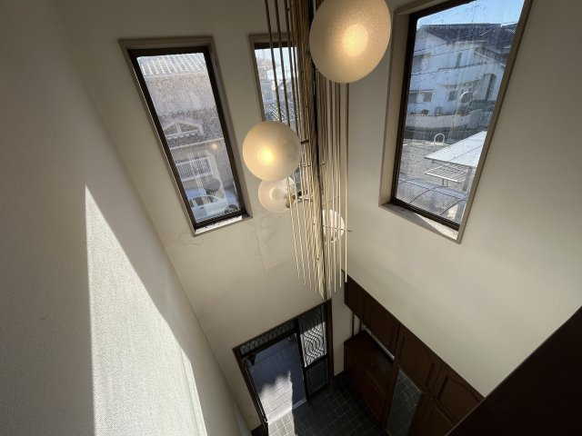 熊取町若葉1丁目　中古戸建の玄関|玄関上部は大きな吹き抜けがあり日中明るい空間です。
電球は電動で上げ下げ可能です。