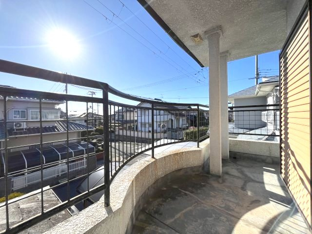 熊取町若葉1丁目　中古戸建のバルコニー|陽当たり良好な南西向きのバルコニーです。