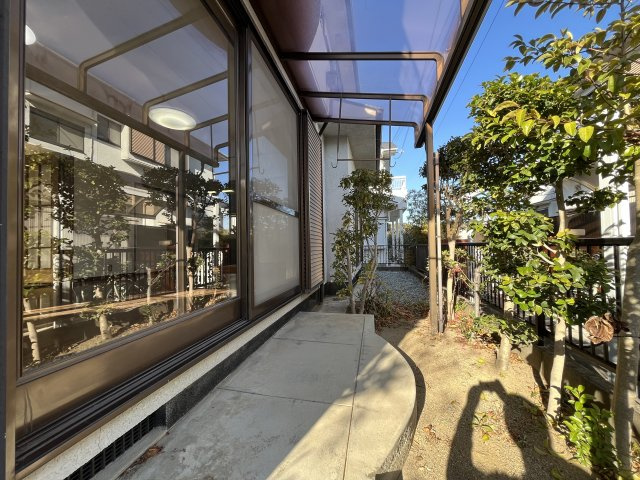熊取町若葉1丁目　中古戸建の庭|テラス屋根があることで急な雨の日でも洗濯物が濡れる心配はございませんね。