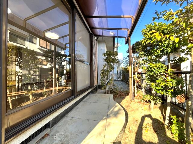 熊取町若葉1丁目　中古戸建の庭|テラス屋根があることで急な雨の日でも洗濯物が濡れる心配はございませんね。