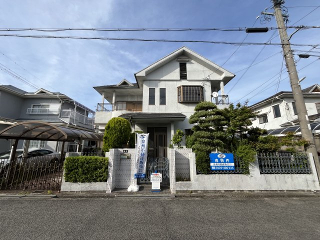 熊取町若葉1丁目　中古戸建の外観|全方位隣地との間隔が広く南西向きで通風・採光良好。
大家族におすすめのゆとりある5LDKのお家。