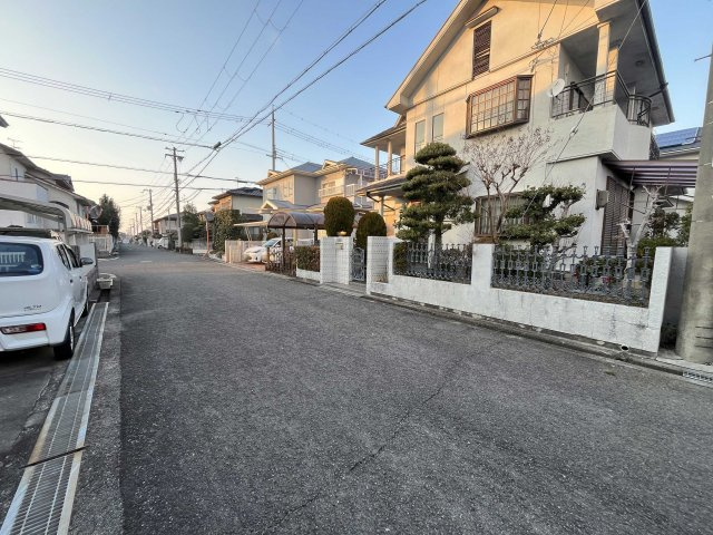 熊取町若葉1丁目　中古戸建の前面道路含む現地写真|前面道路は広く、通行も駐車もラクラクです。