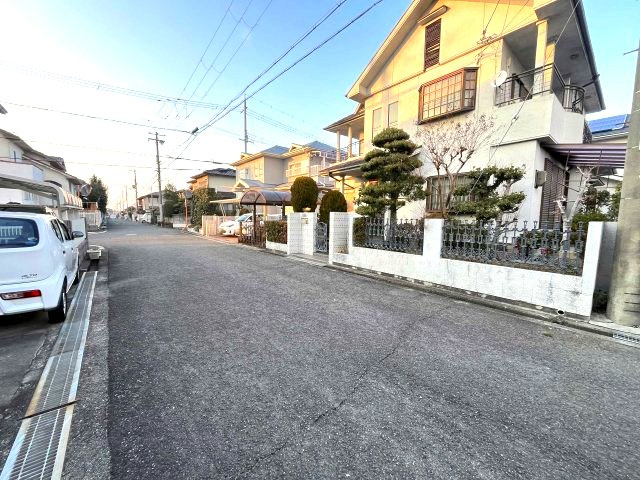 熊取町若葉1丁目　中古戸建の前面道路含む現地写真|前面道路は広く、通行も駐車もラクラクです。