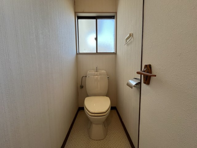 熊取町若葉1丁目　中古戸建のトイレ|2階にもシンプルなトイレがございます。