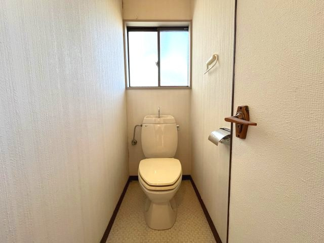 熊取町若葉1丁目　中古戸建のトイレ|2階にもシンプルなトイレがございます。