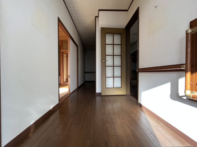 熊取町若葉1丁目　中古戸建の内装|【1階廊下】
幅が広く、手すりつきでバリアフリー仕様です。