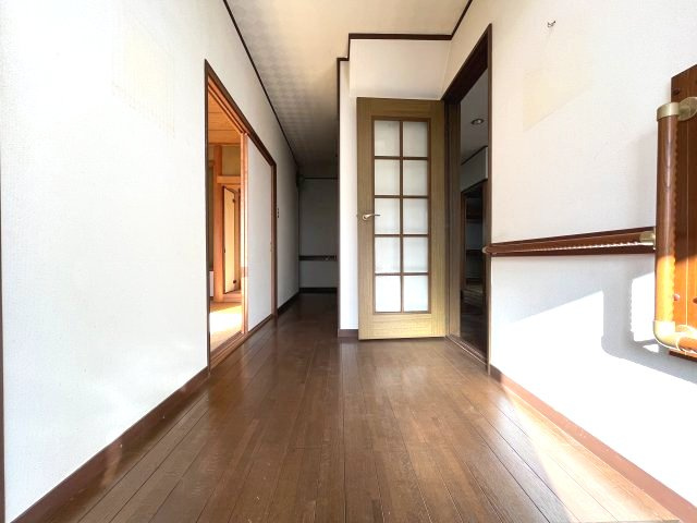 熊取町若葉1丁目　中古戸建の内装|【1階廊下】
幅が広く、手すりつきでバリアフリー仕様です。