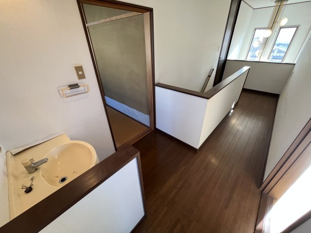 熊取町若葉1丁目　中古戸建の内装|【2階廊下】
幅が広い仕様です。