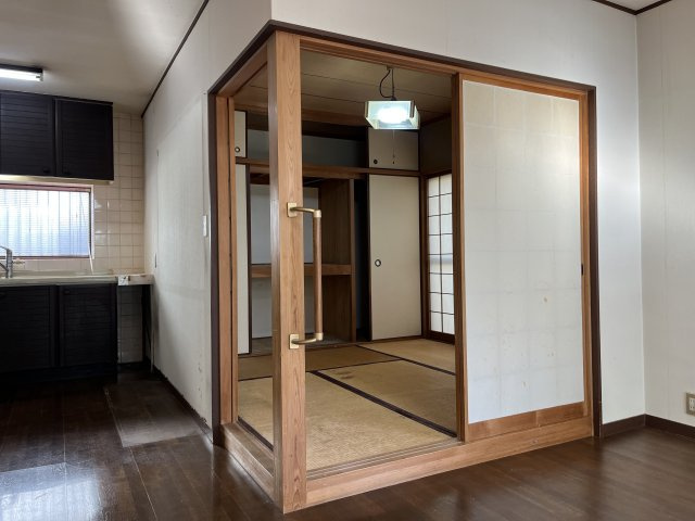熊取町若葉1丁目　中古戸建の和室|【和室4.5帖】
LDKに隣接している和室は間仕切りで仕切ることができます。