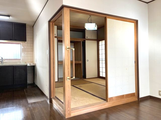 熊取町若葉1丁目　中古戸建の和室|【和室4.5帖】
LDKに隣接している和室は間仕切りで仕切ることができます。
