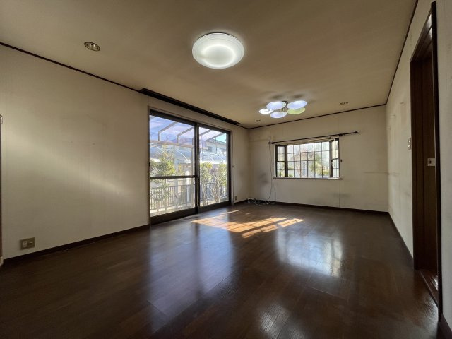 熊取町若葉1丁目　中古戸建の居間・リビング|木目調のフローリングで開放感のあるリビング。大きな窓で採光良好。
和室は間仕切りで仕切れます。