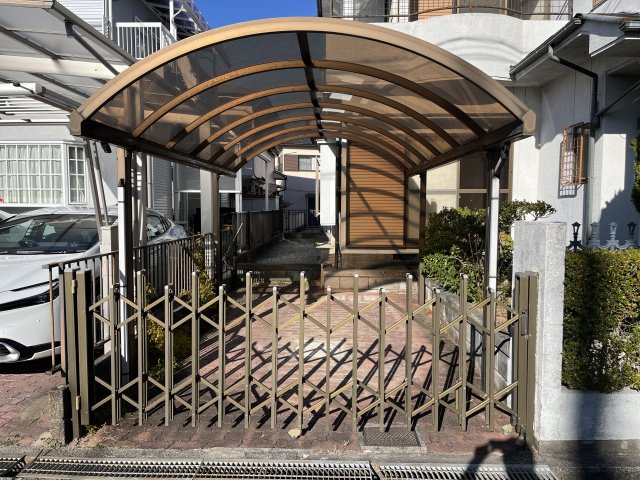 熊取町若葉1丁目　中古戸建の駐車場|カーポート付きの駐車場です。
雨の日でも濡れることなく乗り降りできますね。
