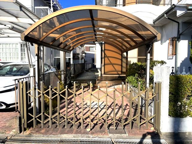 熊取町若葉1丁目　中古戸建の駐車場|カーポート付きの駐車場です。
雨の日でも濡れることなく乗り降りできますね。