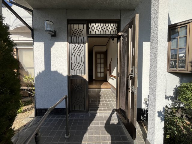 熊取町若葉1丁目　中古戸建の玄関|上部に屋根があることで雨の日も濡れる心配はございません。
階段には手すりがついておりバリアフリー。