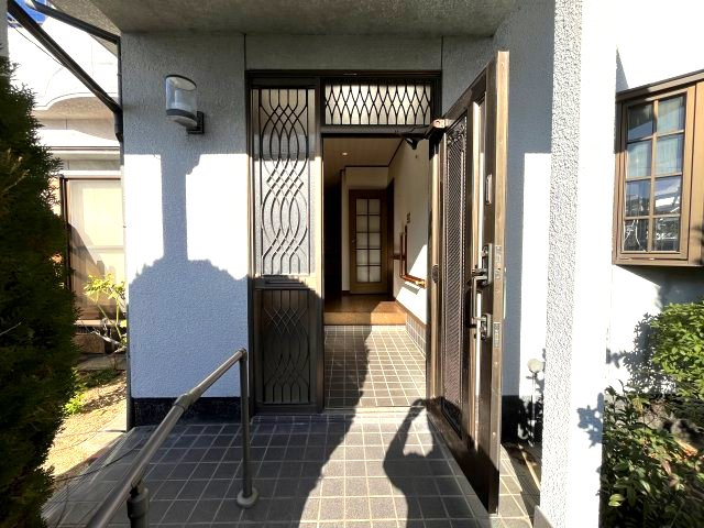 熊取町若葉1丁目　中古戸建の玄関|上部に屋根があることで雨の日も濡れる心配はございません。
階段には手すりがついておりバリアフリー。