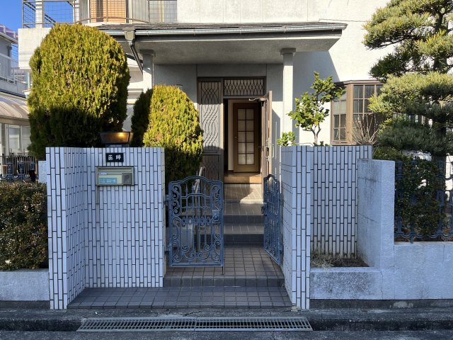 熊取町若葉1丁目　中古戸建の玄関|毎日通る玄関はオシャレですね。