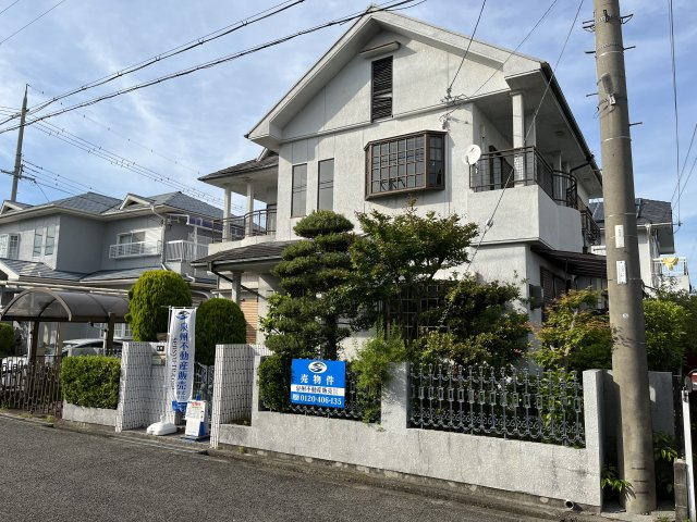 熊取町若葉1丁目　中古戸建の外観|全方位隣地との間隔が広く南西向きで通風・採光良好。
大家族におすすめのゆとりある5LDKのお家。