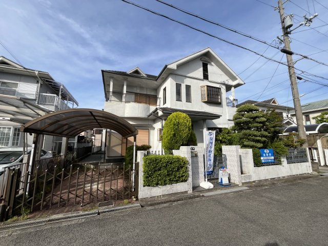 熊取町若葉1丁目　中古戸建の外観|全方位隣地との間隔が広く南西向きで通風・採光良好。
大家族におすすめのゆとりある5LDKのお家。