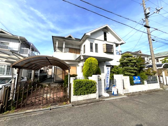 熊取町若葉1丁目　中古戸建の外観|全方位隣地との間隔が広く南西向きで通風・採光良好。
大家族におすすめのゆとりある5LDKのお家。
