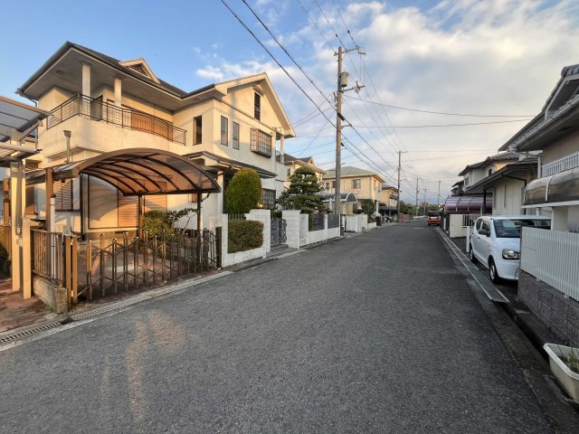 熊取町若葉1丁目　中古戸建の前面道路含む現地写真|前面道路は広く、通行も駐車もラクラクです。