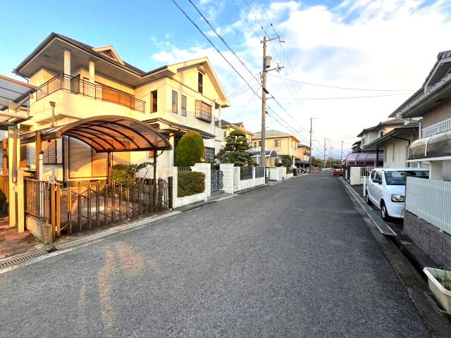 熊取町若葉1丁目　中古戸建の前面道路含む現地写真|前面道路は広く、通行も駐車もラクラクです。