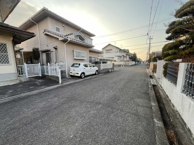 熊取町若葉1丁目　中古戸建の前面道路含む現地写真|前面道路は広く、通行も駐車もラクラクです。