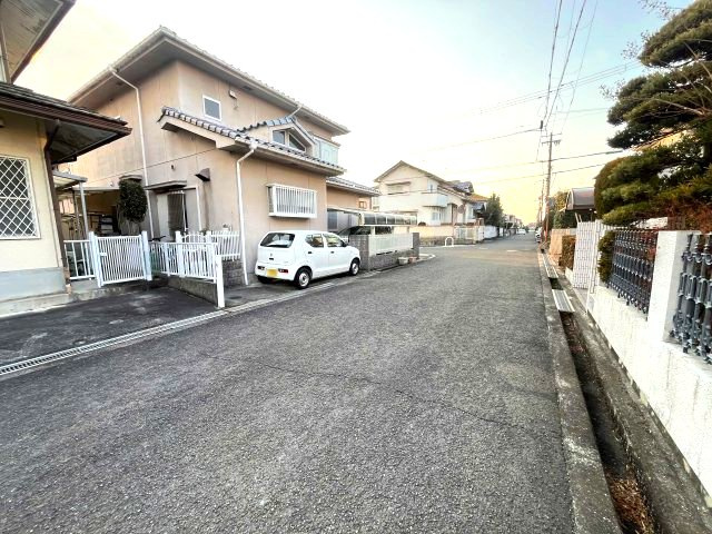 熊取町若葉1丁目　中古戸建の前面道路含む現地写真|前面道路は広く、通行も駐車もラクラクです。