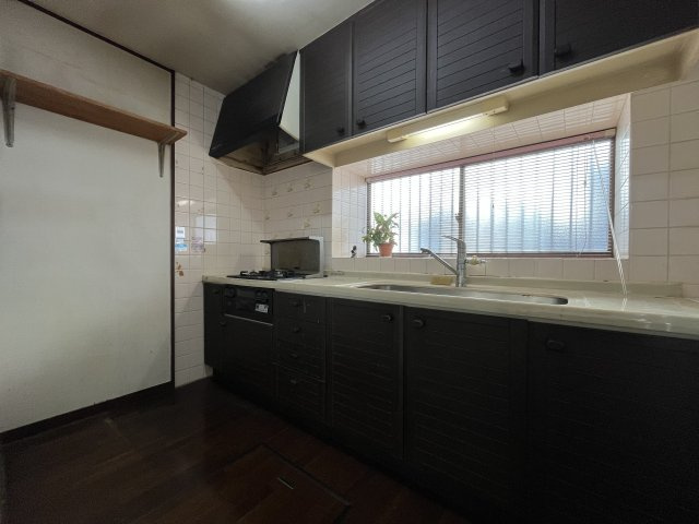 熊取町若葉1丁目　中古戸建のキッチン|幅の広いゆったりサイズのキッチンでストレスなく料理ができます。
料理好きの方も嬉しいサイズです。